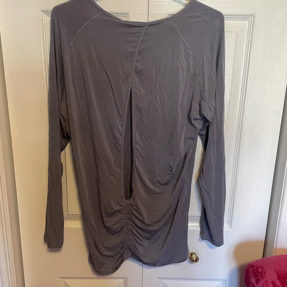 ❄️3/$30 LULULEMON Deep Stretch Long Sleeve Open-Back Ruched Top - Grey - Picture 2 of 7